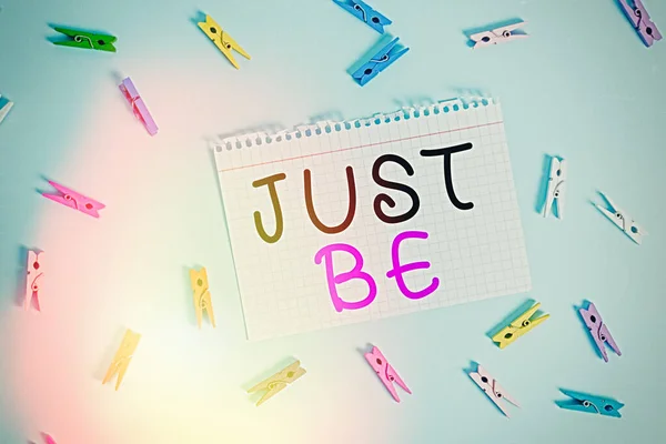 表記は「 Just Be 」。あなたが信じていることを行い、色の服のために受け入れられたいことを示すビジネス写真長方形の紙の青の背景. — ストック写真