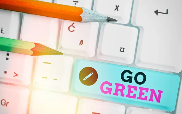 Σύνταξη σημείωσης δείχνει Go Green. Επαγγελματική φωτογραφία προβάλλοντας αποφάσεις πιο φιλικές ως μείωση της ανακύκλωσης. — Φωτογραφία Αρχείου