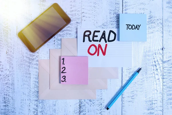 Texto de escritura de palabras Sigue leyendo. Concepto de negocio para dedicar tiempo a la lectura con el fin de encontrar información sobre algo Sobres rotulador papel gobernado almohadillas de notas de hoja de teléfono inteligente fondo de madera . —  Fotos de Stock
