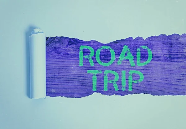 Manuscrito texto Road Trip. Conceito que significa viagem de longa distância na estrada percorrida pelo automóvel . — Fotografia de Stock