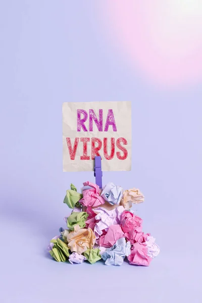 Tekstbord met Rna Virus erop. Conceptuele foto een virus genetische informatie wordt opgeslagen in de vorm van RNA Reminder stapel gekleurde verfrommeld papier waspin herinnering blauwe achtergrond. — Stockfoto