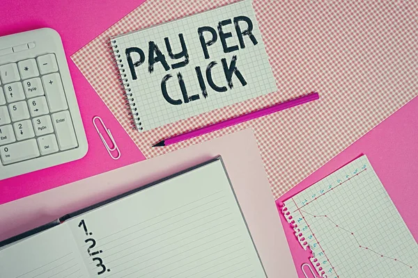 Texto para escrita de palavras Pay Per Click. Conceito de negócio para marketing na internet em que o pagamento é baseado em cliques Equipamentos de escrita e materiais informáticos colocados acima da tabela plana colorida . — Fotografia de Stock