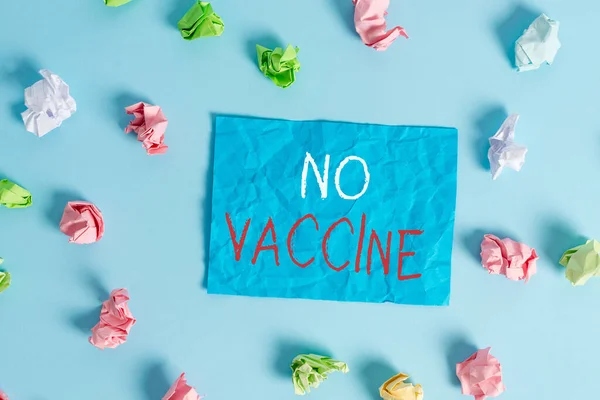 Nota di scrittura che mostra nessun vaccino. Business photo vetrina non fornito di immunità contro una o più malattie colorato rettangolo a forma di promemoria carta azzurro sfondo . — Foto Stock