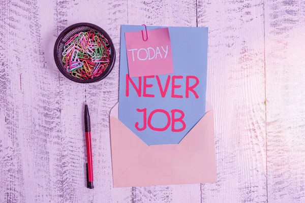 Conceptuele handschrift toont Nooit Job. Zakelijke foto tekst Het kiezen van een baan die u leuk vindt en verbeteren zal uw vaardigheden Envelop brief plakkerige notitie ballpoint clips op houten achtergrond. — Stockfoto