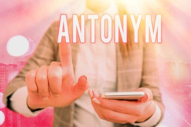 El yazısı Antonym. Anlamı başka bir kelimenin zıttı olan kelime ya da cümleyi kavra.