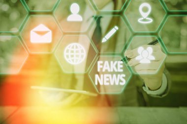 Sahte haberleri gösteren kavramsal el yazısı. Sahte bilgi içeren iş fotoğrafı gerçek haber olma kisvesi altında yayınlandı.