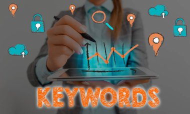 Anahtar kelimeleri gösteren kavramsal el yazısı. Büyük öneme sahip bir kod kavramının anahtarı gibi davranan iş fotoğrafı sözcüğü.