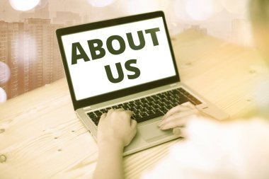 Bizim hakkımızda mesaj işareti. Bir şeyin kimi ya da neyi ilgilendirdiğini belirten kavramsal fotoğraf.