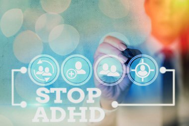 Stop Adhd 'ı gösteren not yazılıyor. İş fotoğrafçılığı hiperaktif çocukların zihinsel sağlık bozukluklarına son verdi.