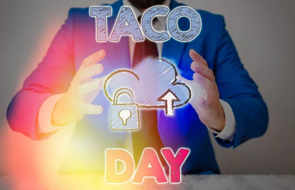 Ecriture conceptuelle montrant Taco Day. Texte photo d'affaires journée de célébration qui favorise la consommation de tacos aux États-Unis . — Photo