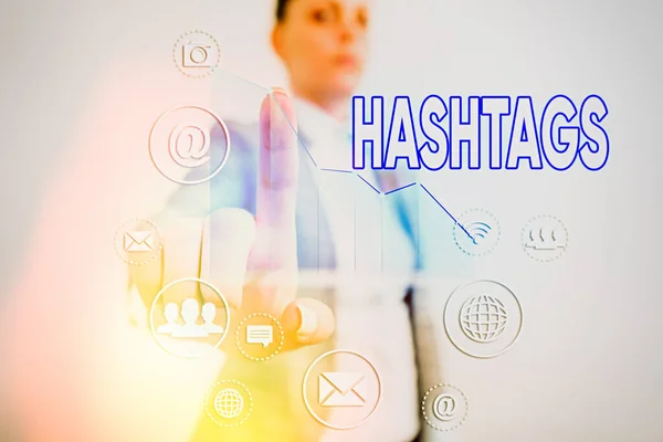 Texto de escritura de palabras Hashtags. Concepto de negocio para una palabra o frase precedida por un signo hash Tipo de etiqueta de metadatos . — Foto de Stock