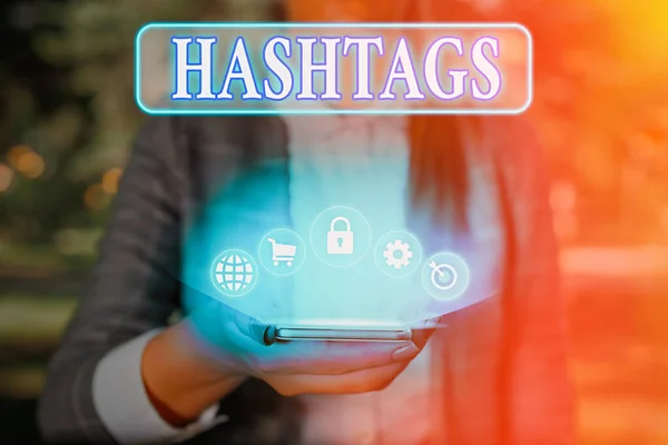 Signo de texto que muestra Hashtags. Foto conceptual una palabra o frase precedida por un signo hash Tipo de etiqueta de metadatos . — Foto de Stock