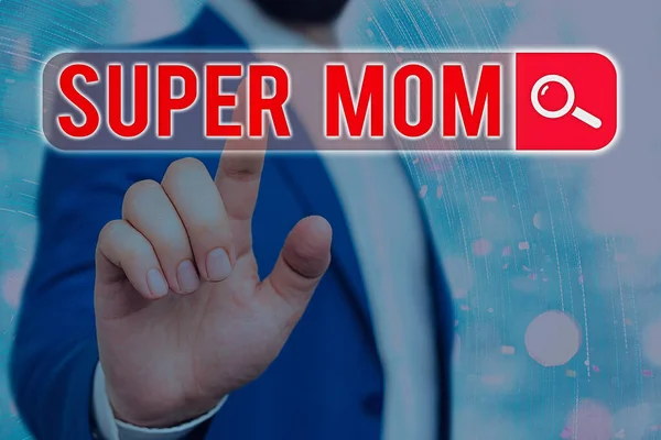 Sms 'je met Super mam erop. Conceptuele foto een moeder die kinderopvang en fulltime werk kan combineren. — Stockfoto