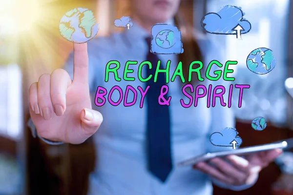 Psaní textu Recharge Body and Spirit. Pojetí znamená naplnit svou energii prostřednictvím relaxace a baví. — Stock fotografie
