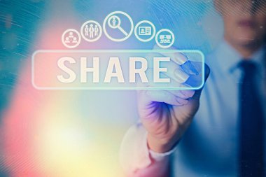 Paylaşım 'ı gösteren bir not yazıyorum. Tam ya da uygun parçayı gösteren iş fotoğrafı ya da ayrılmış ya da ait ya da borçlu olunan.