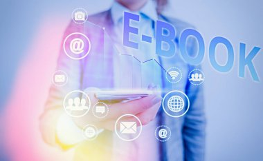 E kitap gösterilen metin işareti. Kavramsal fotoğraf elektronik yorum-in bilgisayar veya tablet okuyabilirsiniz basılı kitap.