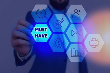 Must Have Have 'ı gösteren bir not yazıyorum. İş fotoğraflarında modern bir şey gösteriliyor. Pek çok kişi temel öğeyi istiyor..