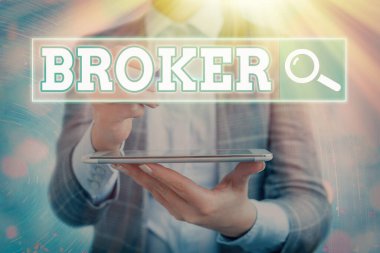 Broker 'ı gösteren mesaj işareti. Kavramsal fotoğraf ticari müzakerelerde güvenilir bir ajan veya aracı görevi görür.