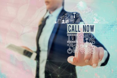 Call Now 'ı gösteren kavramsal el yazısı. Telekom aygıtları kullanılarak gerçekleştirilen bir gösteriye anında ulaşmak için iş fotoğrafı metni.