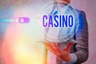 Kumarhaneyi gösteren bir işaret. Kavramsal fotoğraf özellikle rulet ve kart oyunlarının oynandığı bir bina.