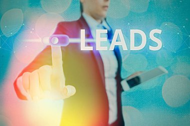 İpuçlarını gösteren kavramsal el yazısı. İş fotoğraflarının çekildiği güzergah ya da Facebook reklam kampanyasına erişim imkanları.