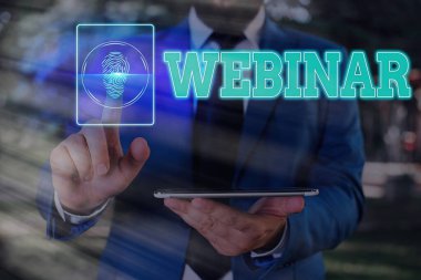 Webinar'ı gösteren not yazma. İnternet Web konferans üzerinden yürütülen seminer olarak tanımlanan İş fotoğraf vitrin.