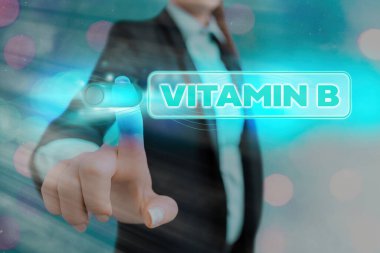 B vitaminini gösteren kavramsal el yazısı. İş fotoğraflarında besin maddesi vücut sinirlerini ve kan hücrelerini sağlıklı tutuyor..