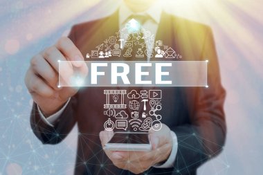 Metin işareti Serbest 'yi gösteriyor. Kavramsal fotoğraf göstermelik hakların ve özgürlüğün tadını çıkarıyor. Kontrol ve güç altında değil..