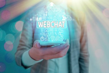 Webchat 'i gösteren mesaj işareti. Kullanıcıların internet kullanarak gerçek zamanlı iletişim kurmalarını sağlayan kavramsal fotoğraf sistemi.
