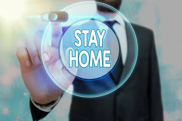 Escritura a mano conceptual que muestra Stay Home. Texto de la foto de negocios no salir para una actividad y permanecer dentro de la casa o en casa . —  Fotos de Stock