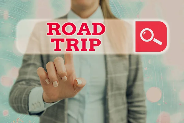 Kézírás szövegírás Road Trip. A koncepció távolsági utazást jelent az autóval megtett úton. — Stock Fotó