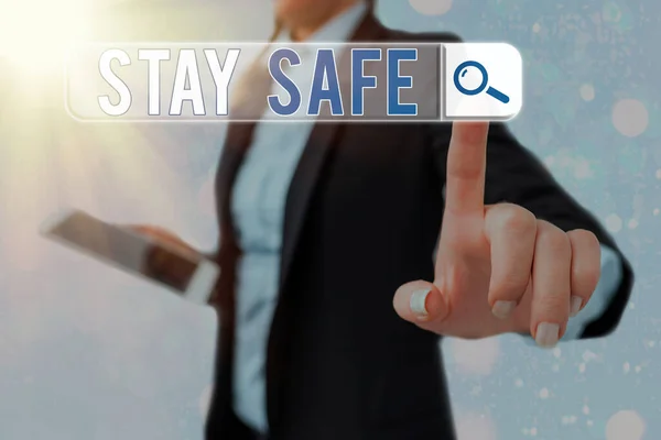 Conceptuele handschrift toont Stay Safe. Zakelijke fototekst beveiligd tegen dreiging van gevaar, schade of plaats om artikelen te bewaren. — Stockfoto