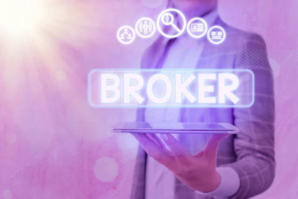 Sms 'je met Broker erop. Conceptuele foto dient als vertrouwenspersoon of tussenpersoon in commerciële onderhandelingen. — Stockfoto
