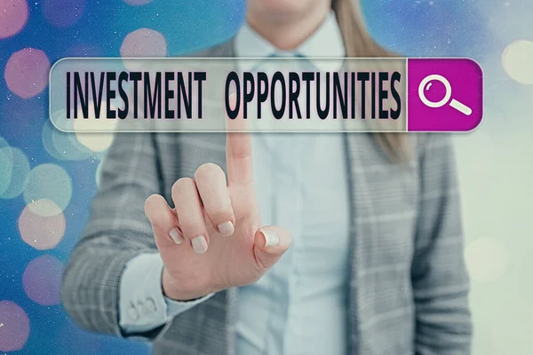 Psaní textu o investičních příležitostech. Koncept znamená nákup, který má šanci získat hodnotu. — Stock fotografie