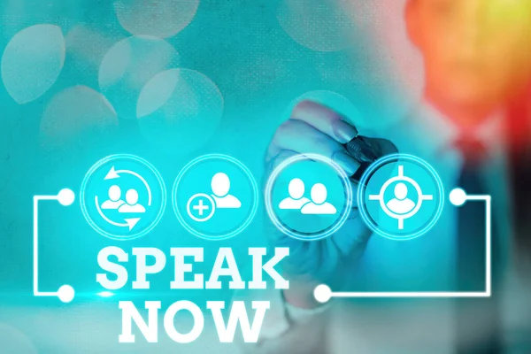 Az írás a Speak Now-t mutatja. Üzleti fotó bemutatása Tájékoztasson minket az érzéseiről és információiról. — Stock Fotó