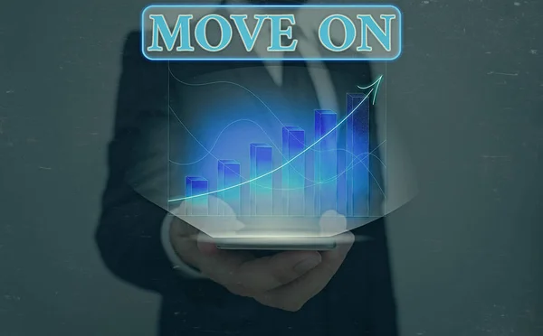 Sinal de texto mostrando Move On. Foto conceitual para deixar o lugar onde você está hospedado e ir para outro lugar . — Fotografia de Stock