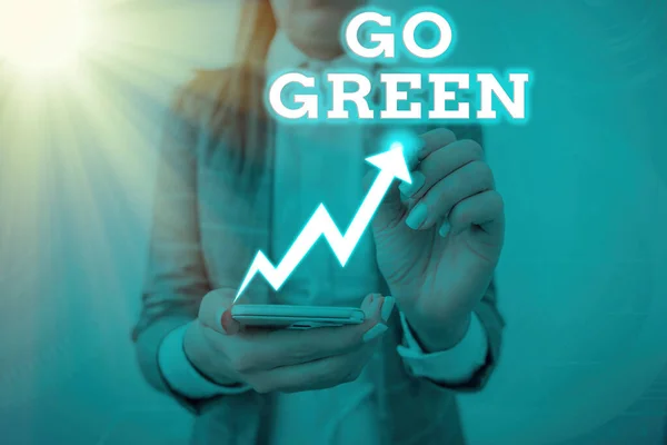 Scrittura concettuale a mano che mostra Go Green. Foto aziendale in mostra prendendo decisioni più rispettose dell'ambiente come ridurre il riciclaggio . — Foto Stock