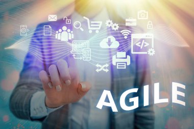 Sözcük yazma metni Agile. Yazılımlarda kullanılan proje yönetimine özel bir yaklaşım için iş kavramı.