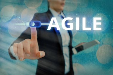 Kavramsal el yazısı çevikliği gösteriyor. Yazılımda kullanılan proje yönetimine özel bir yaklaşım sergileyen iş fotoğrafı.