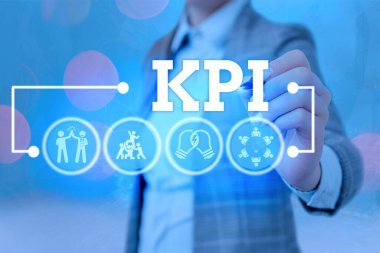 KPI gösterilen Not yazma. İş fotoğraf vitrine bir kuruluştaki belirli bir faaliyet başarısını değerlendirmek.