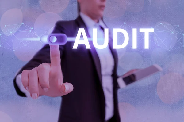 Audit 을 보여 주는 콘셉트 손 글씨입니다. 사업 사진에 나타나 있는 특색있는 전형적 인 유쾌 한 냄새를 보여 주는 특정 한 종류의 냄새. — 스톡 사진