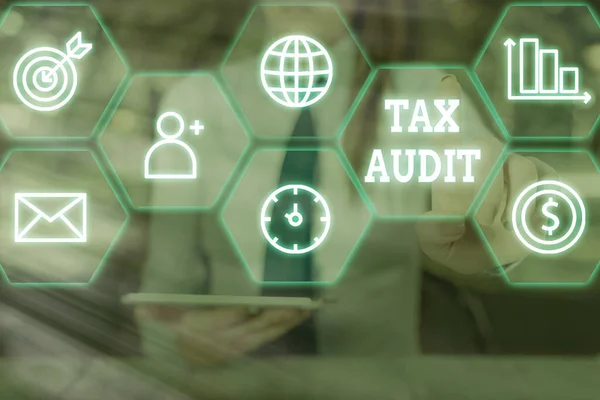 Kézírás szöveg adóellenőrzés. Vállalkozások vagy egyéni adóbevallások vizsgálata vagy ellenőrzése. — Stock Fotó