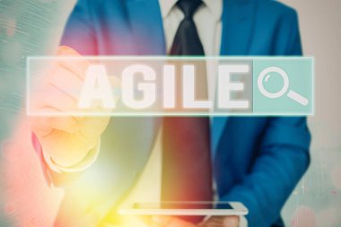 Sözcük yazma metni Agile. Yazılımlarda kullanılan proje yönetimine özel bir yaklaşım için iş kavramı.