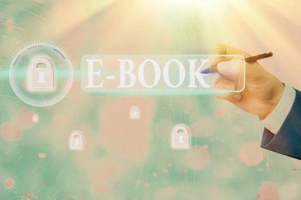 Schreibnotiz mit E-Book. Business-Foto präsentiert elektronische Version des gedruckten Buches, das Computer oder Tablet lesen kann. — Stockfoto