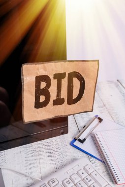 Kelime yazma teklifi. Satılık bir şey için belirli bir miktar para önermek için iş konsepti klavye ve durağan yakınında siyah bilgisayar ekranına bantlanmış Not kağıdı.