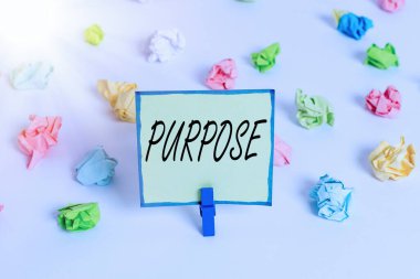 Kavramsal el yazısı amacını gösteriyor. İş fotoğrafı gösterimi Bir şeyin yapılma ya da oluşturulma nedeni ve var Renkli buruşmuş kağıt boş hatırlatıcı beyaz zemin çamaşır tokası.