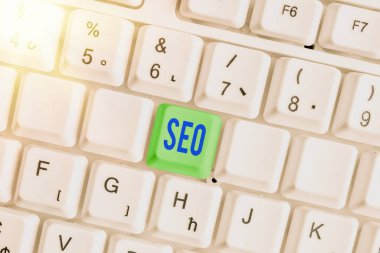 Mesaj işareti Seo 'yu gösteriyor. Trafiğin miktarını ve kalitesini bir web sitesine yükseltme kavramsal fotoğraf pratiği.