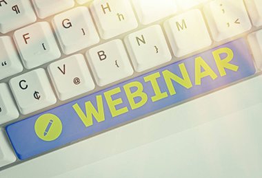 Kelime yazma metni Webinar. İnternet konferansı üzerinden yürütülen seminer olarak tanımlanan iş konsepti.