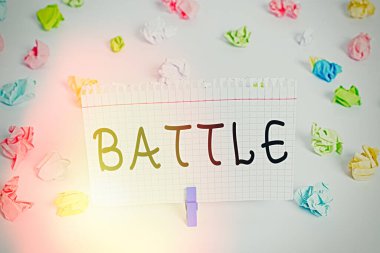 Mesaj işareti Battle 'ı gösteriyor. Askeri güçler arasındaki kavramsal fotoğraf kavgası. Renkli buruşmuş kağıtlar. Boş hatırlatıcı beyaz zemin çamaşır mandalı..