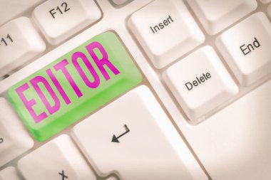 Editörü gösteren not yazılıyor. Kimin sorumlu olduğunu gösteren ve bir metnin son içeriğini belirleyen iş fotoğrafı gösterimi.